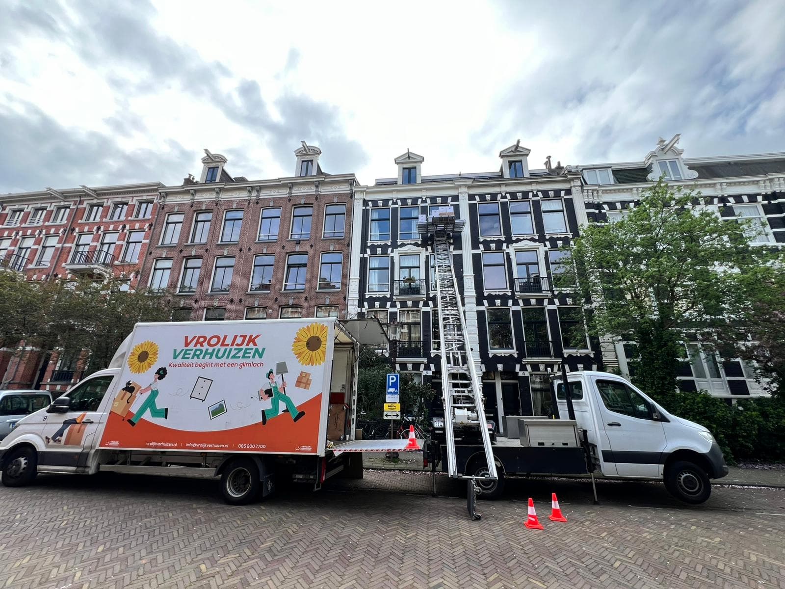Verhuislift bij een grachtenpand in Leiden