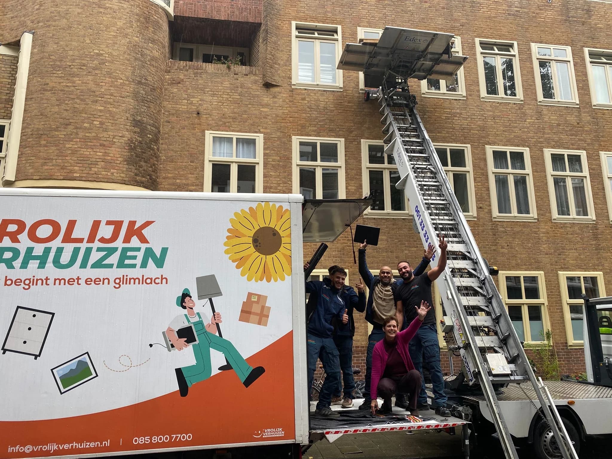 Vrolijk Verhuizen furniture lift extended to an upper-floor apartment