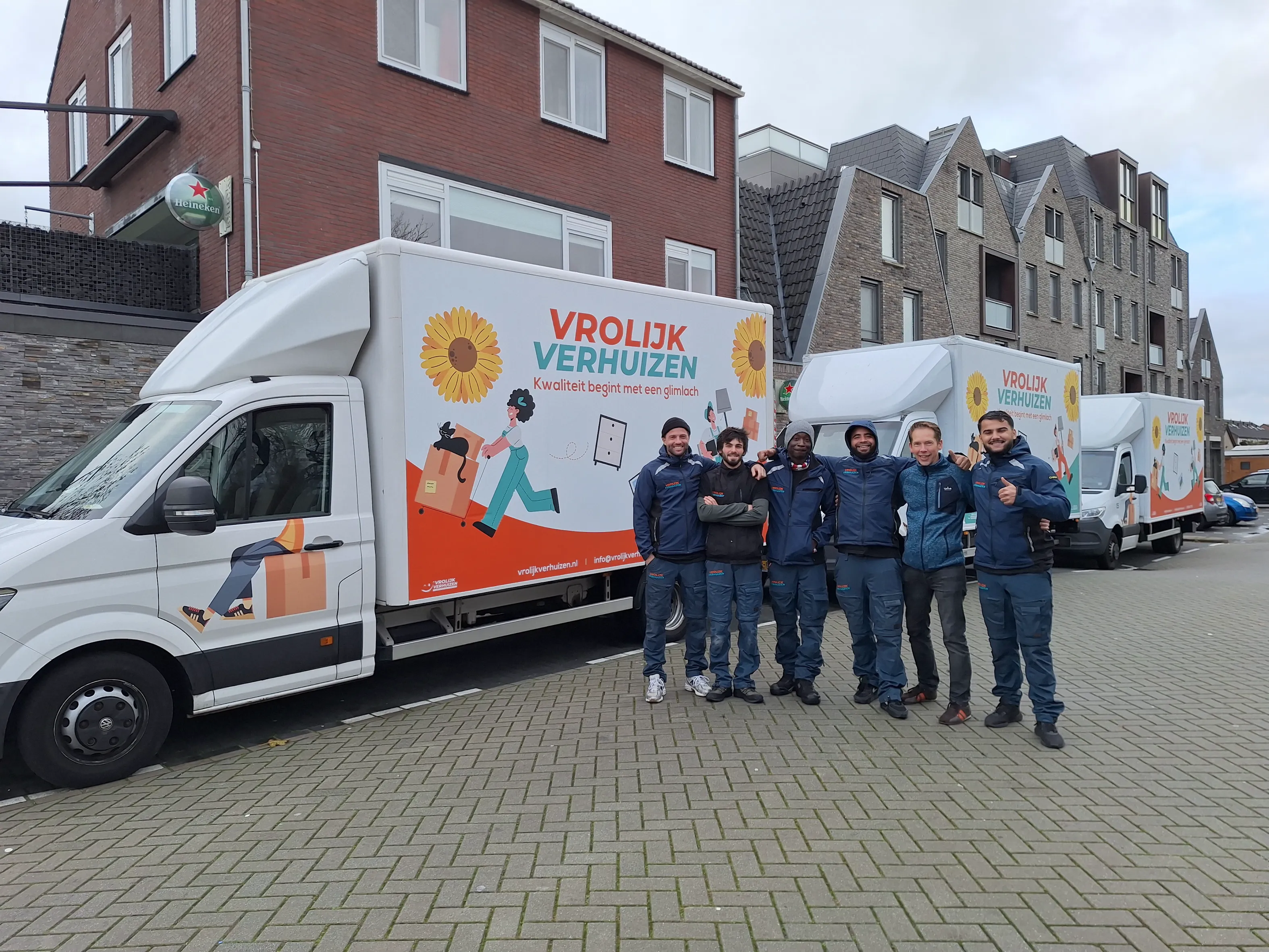 Vrolijk Verhuizen crew and customer beside the van on the road