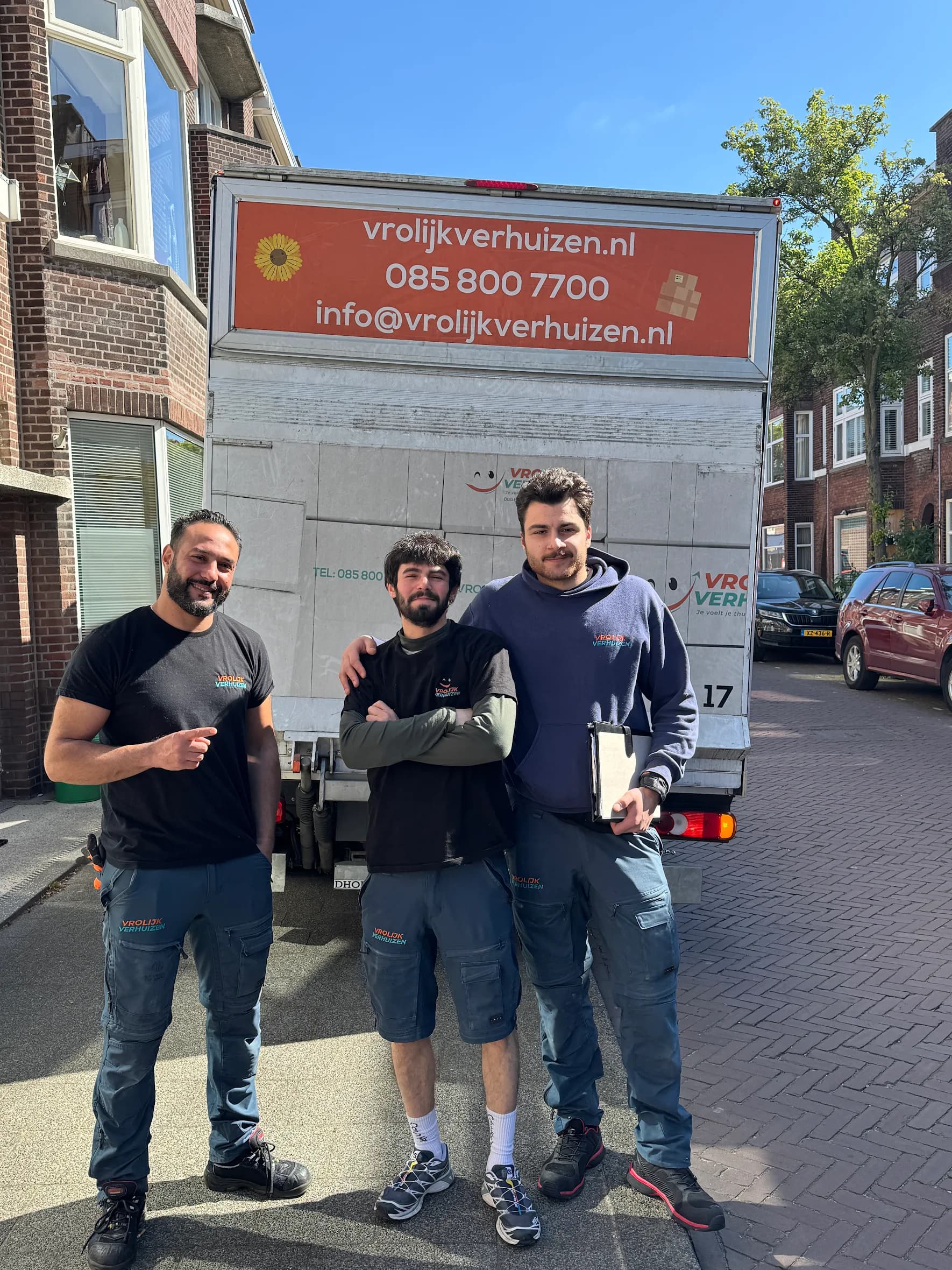 Vrolijk Verhuizen team pakt in en laadt de verhuiswagen