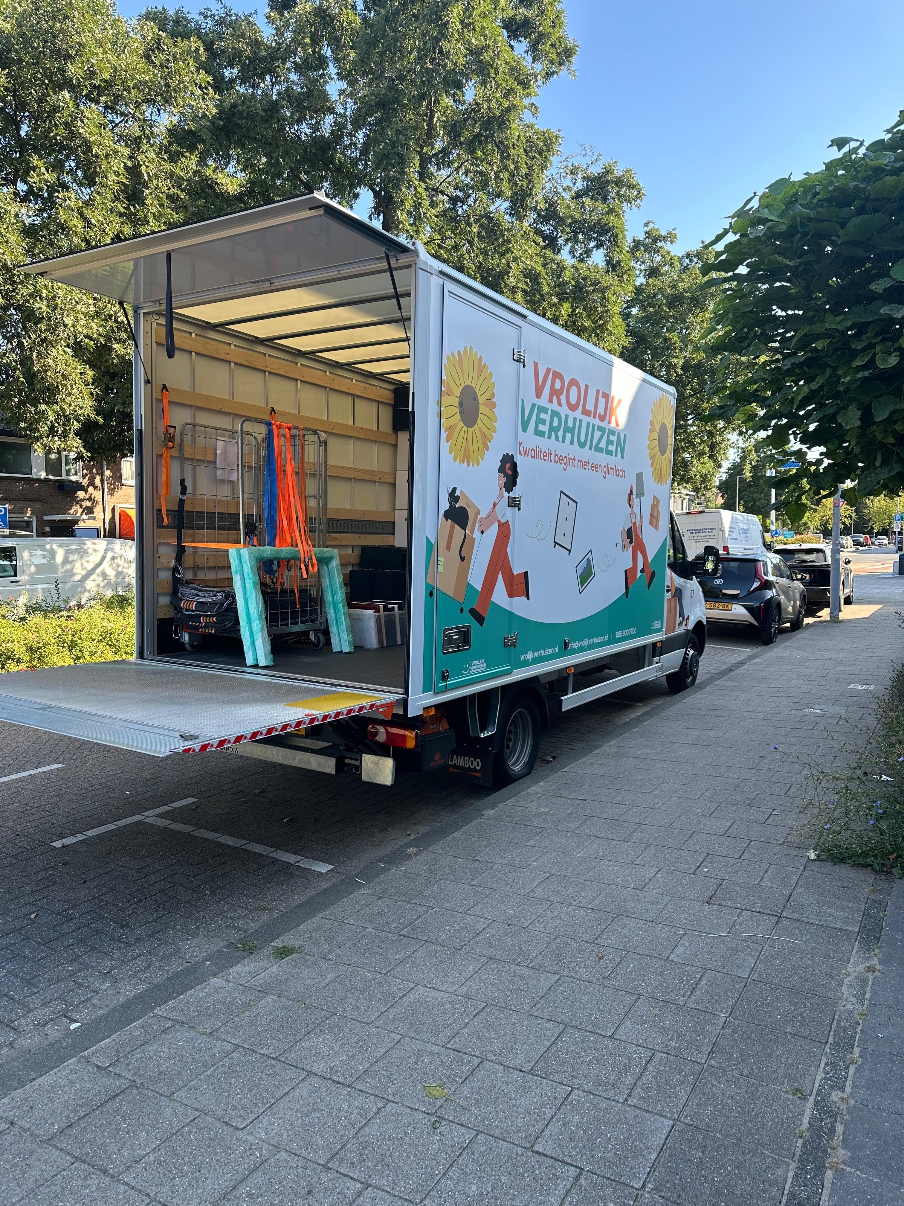 Fully loaded Vrolijk Verhuizen van after a clearance