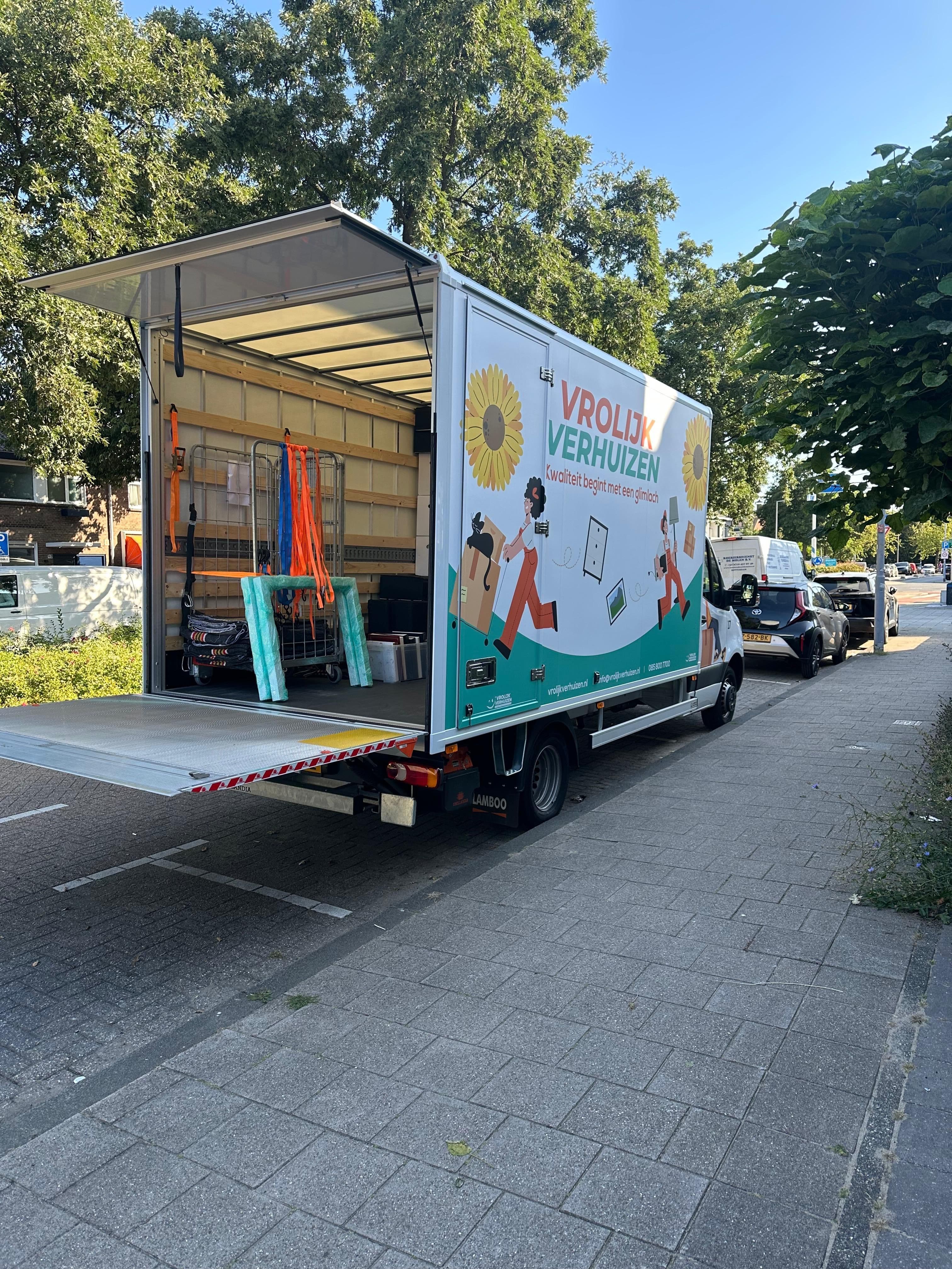 Volgeladen Vrolijk Verhuizen bus na een ontruiming