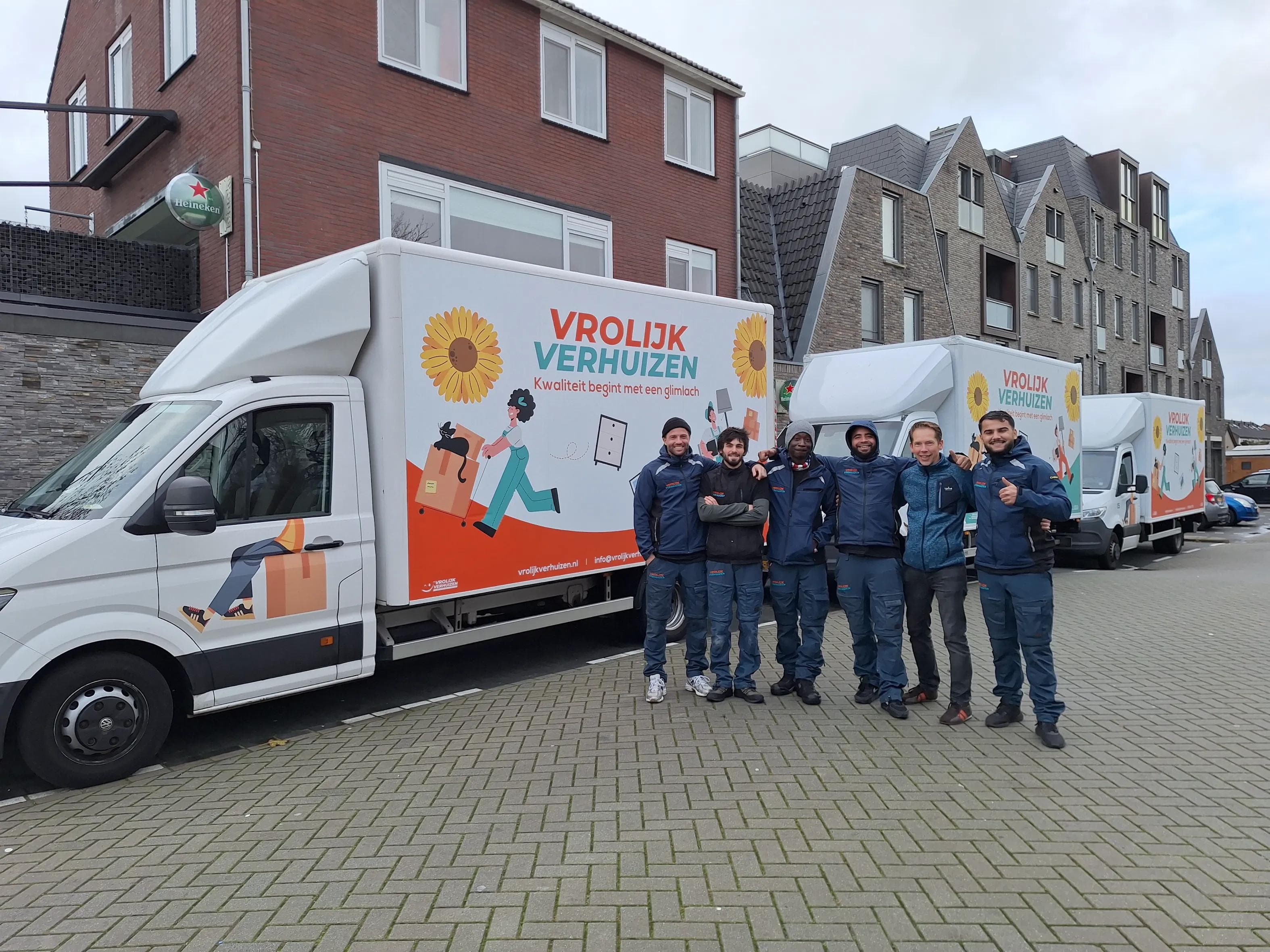 Vrolijk Verhuizen crew en klant naast de bus onderweg