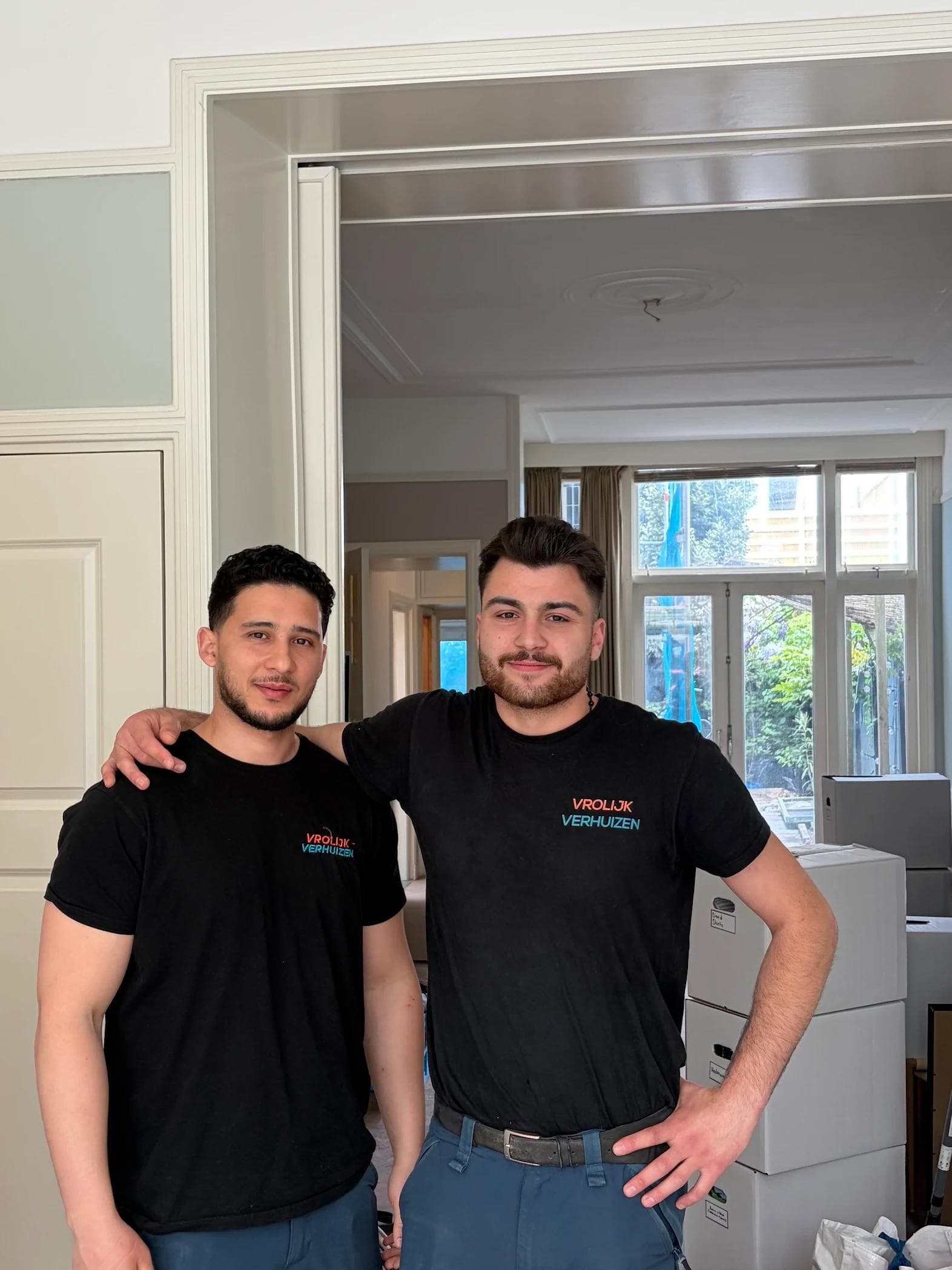 Twee Vrolijk Verhuizen crewleden in een woning in Schiedam