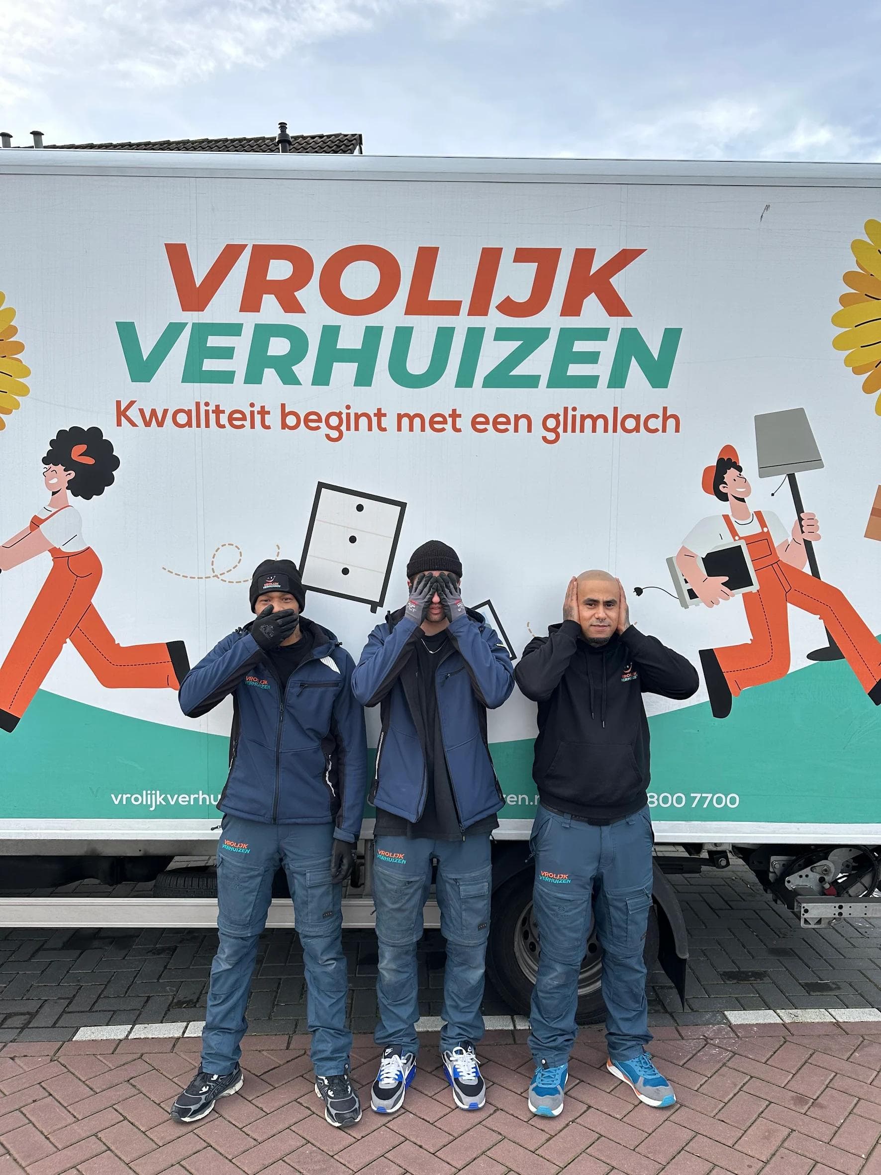 Drie Vrolijk Verhuizen crewleden voor de bedrijfsbus